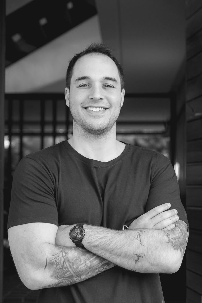 Pedro França, fundador da França Lab, de braços cruzados e sorrindo
